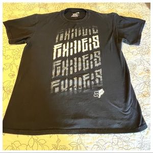 a Men’s Fox Riders graphic short sleeve T-shirt. Size Large.